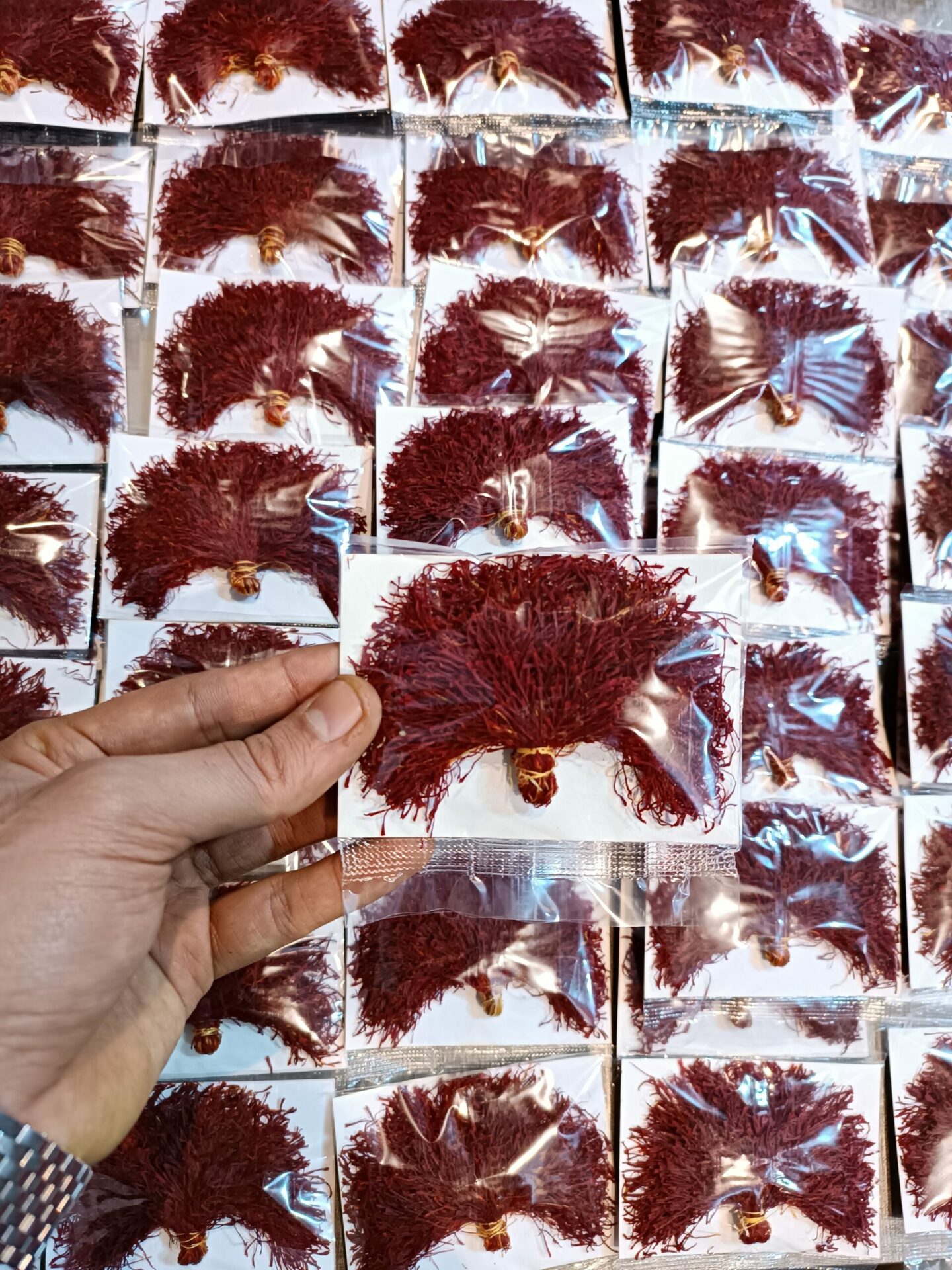 زعفران دسته یا دختر پیچ یک مثقالی 3 زعفران دسته یا دختر پیچ یک مثقالی - تصویر 3