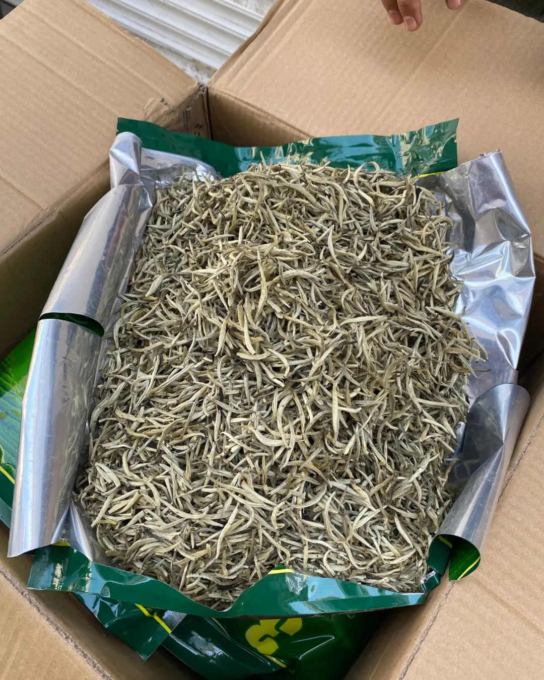 چای سفید سوزنی نیم کیلویی 3 چای سفید سوزنی