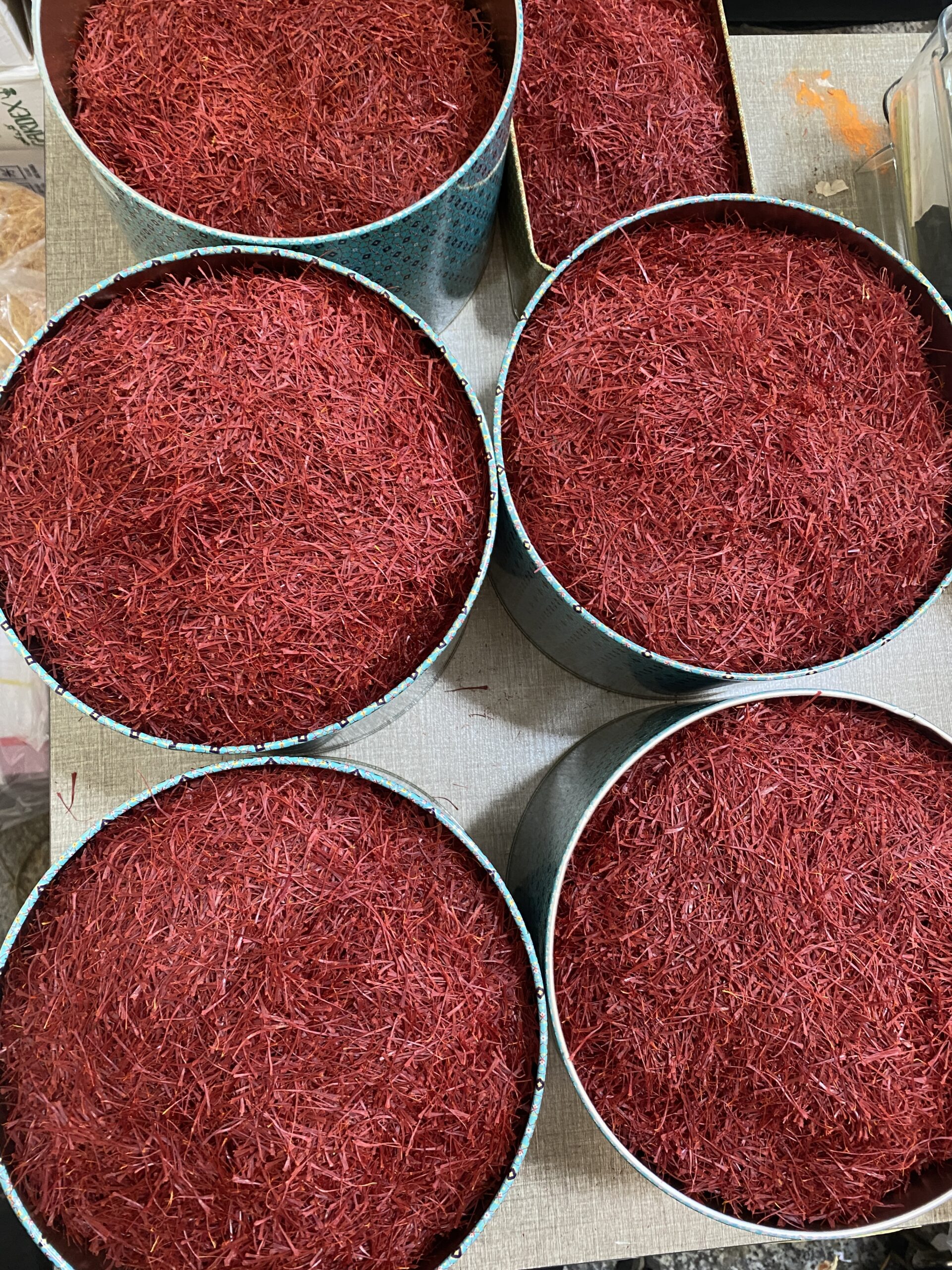 زعفران نگین طبیعی بسته بندی نیم کیلوگرم ارسال رایگان ظرف خاتم رایگان 3 سوپر نگین صادراتی