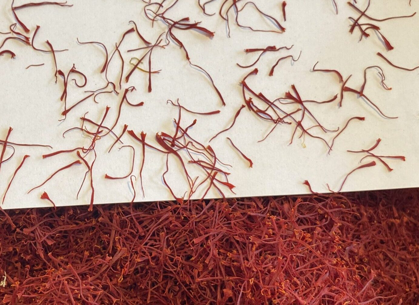 زعفران نگین طبیعی بسته بندی نیم کیلوگرم ارسال رایگان ظرف خاتم رایگان 1 زعفران نگین طبیعی خشک صادراتی